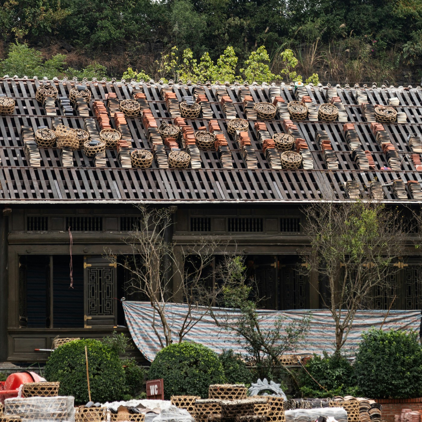 Couvreur sur un chantier de couverture